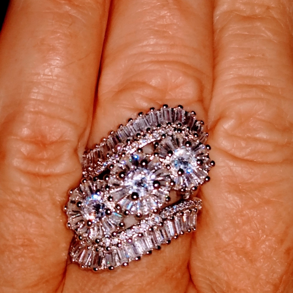 ***SPECTACULAR WHITE SAPPHIRE RING (8)***